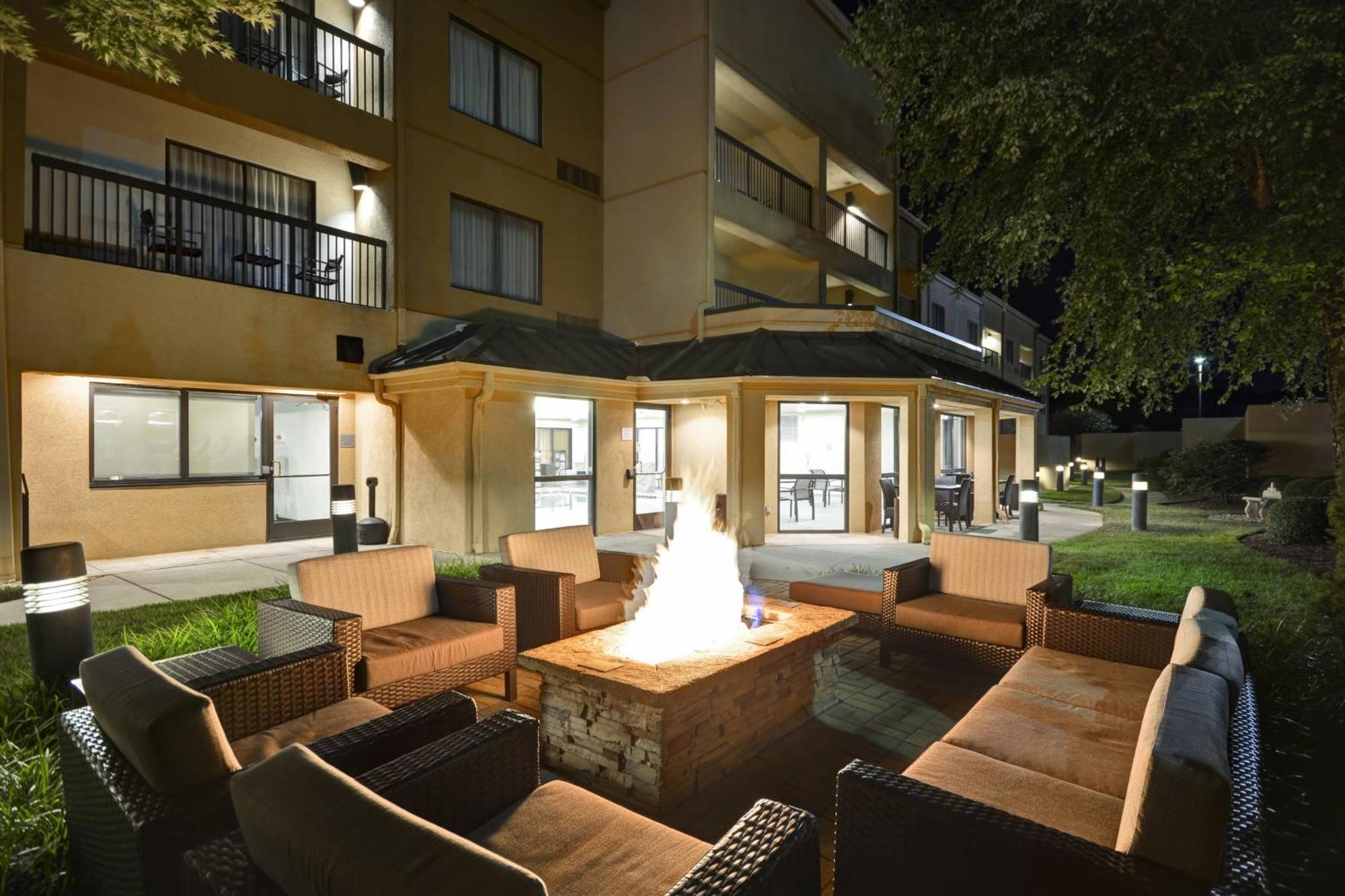 Courtyard By Marriott Dalton